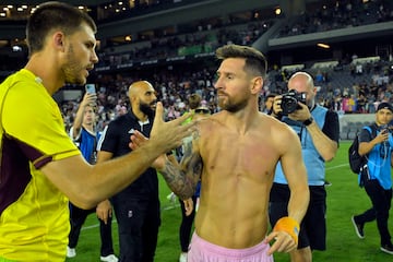 Cheuko, seen behind Messi in the photo, is always at the side of the Argentine pre and post game.